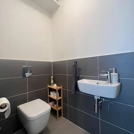 3br Stadium Getaway - Parking Apartment