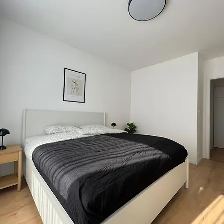 3br Stadium Getaway - Parking Apartment