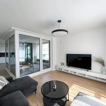 3br Stadium Getaway - Parking Apartment *