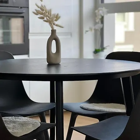 3br Stadium Getaway - Parking Apartment *