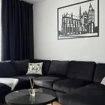 דירה 3br Stadium Getaway - Parking